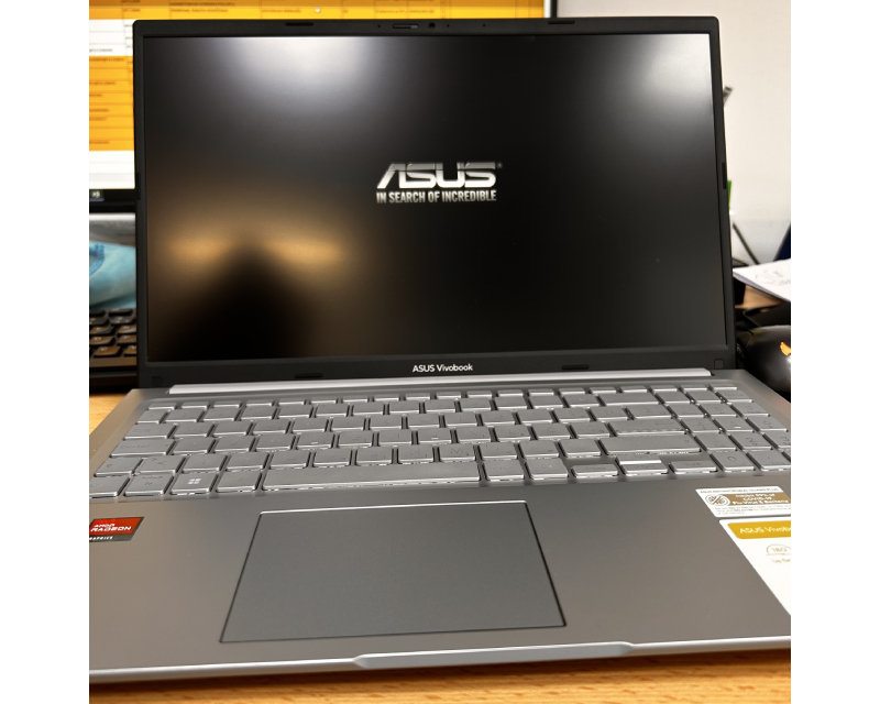 ASUS VivoBook 15 M1502YA-BQ161 (15.6 inča FHD, Ryzen 7 7730U, 16GB, SSD 512GB) laptop - outlet - Slika 3